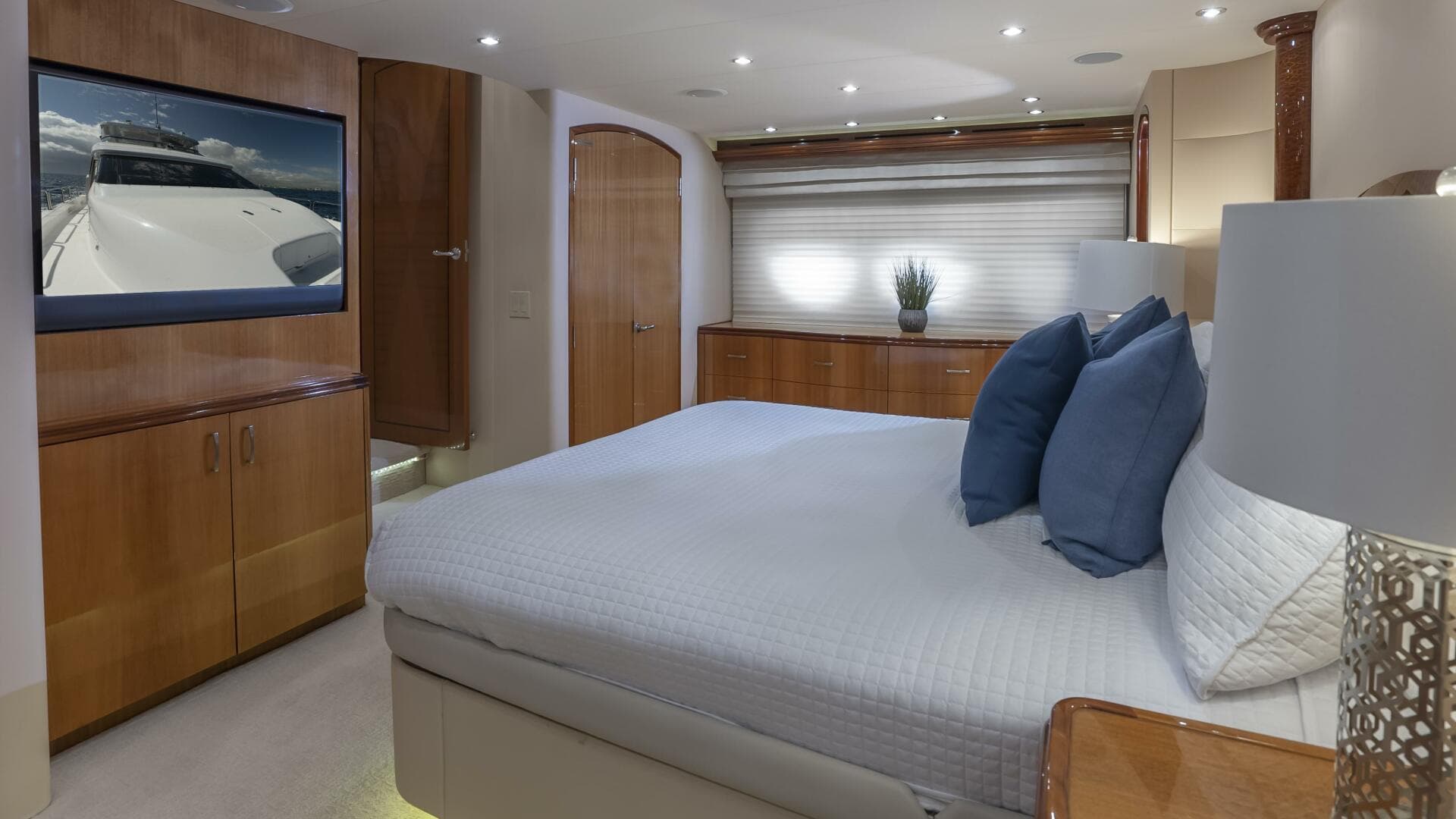 Hatteras 80 Gallopin-Master Stateroom