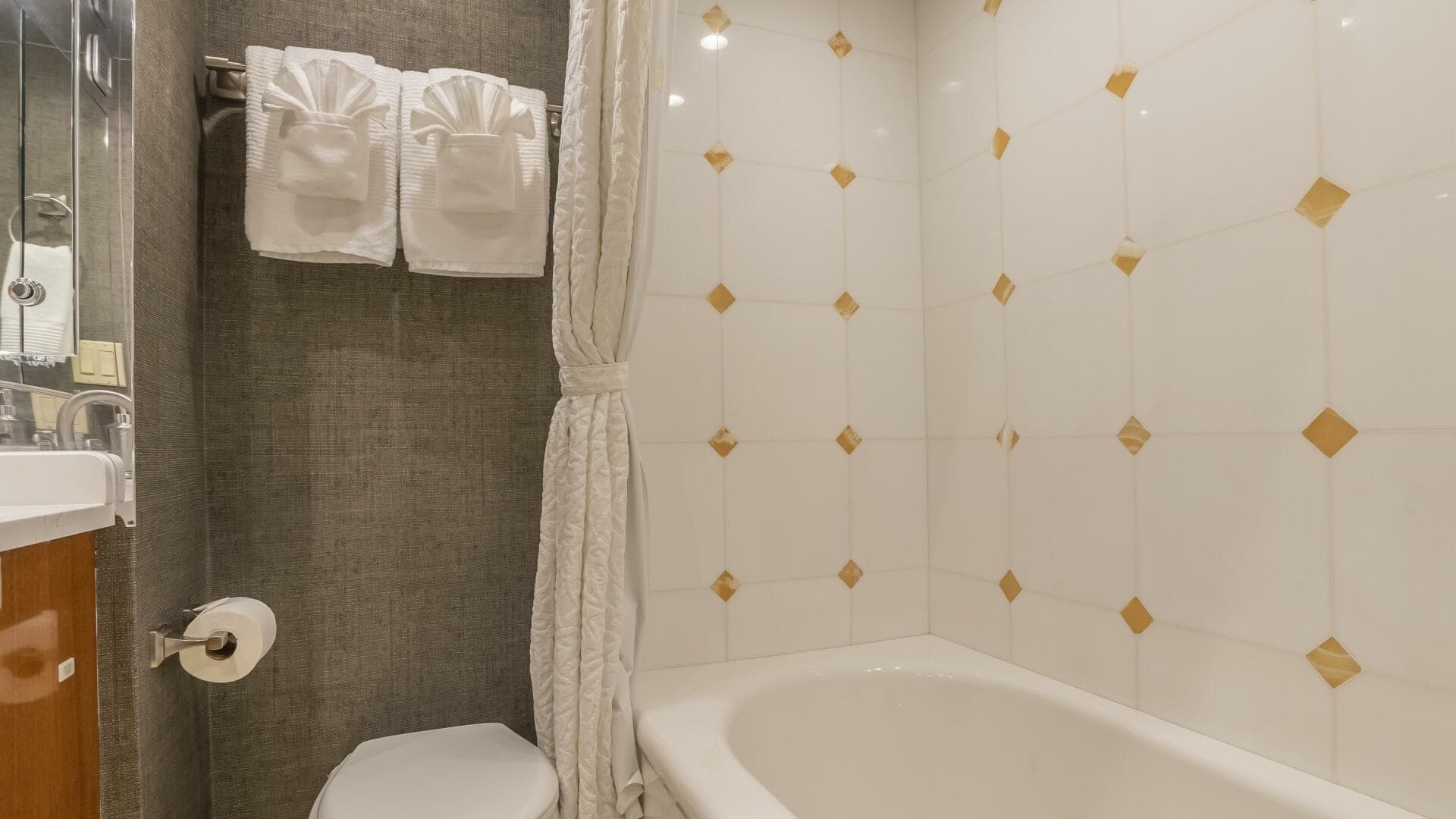 Hatteras 80 Gallopin- VIP Stateroom Head