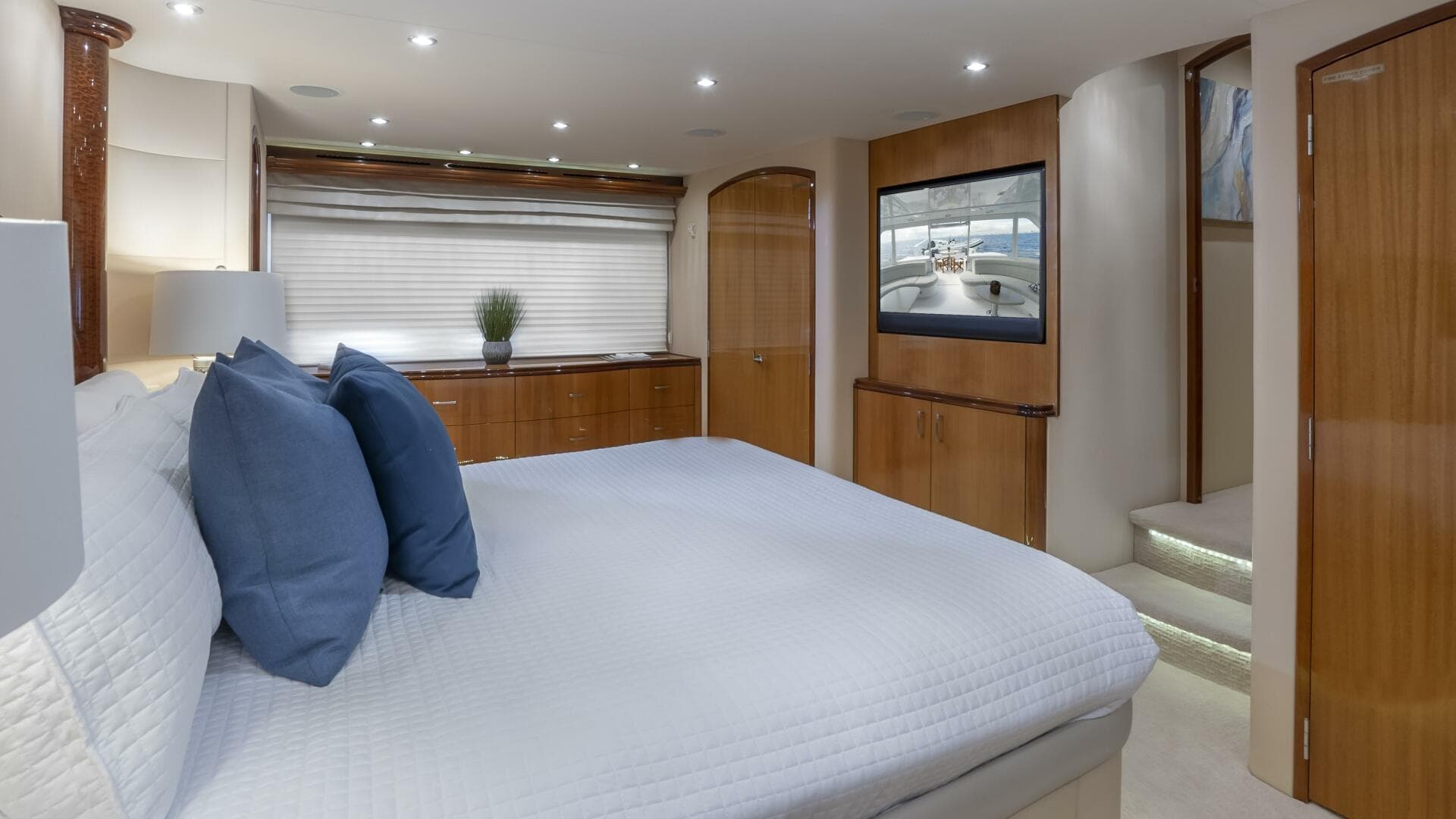 Hatteras 80 Gallopin-Master Stateroom