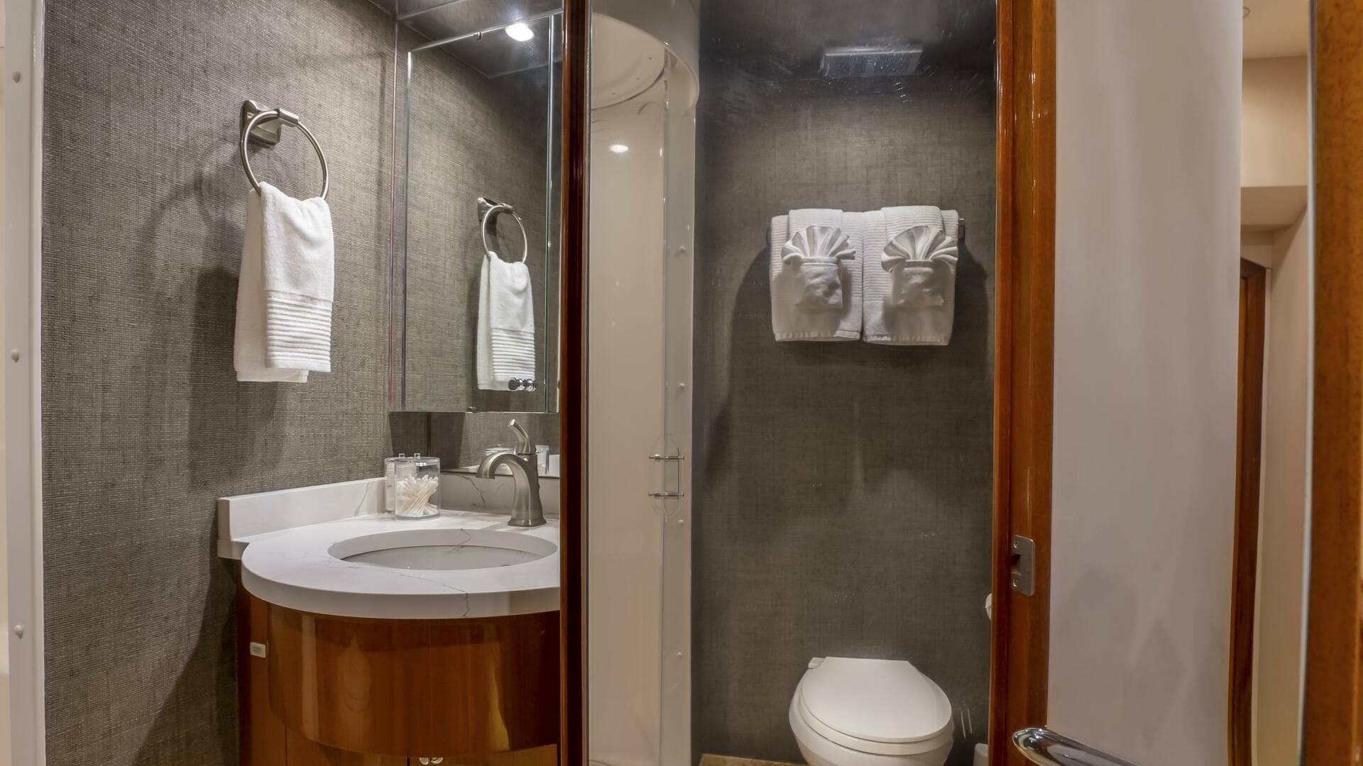 Hatteras 80 Gallopin- Stateroom Head