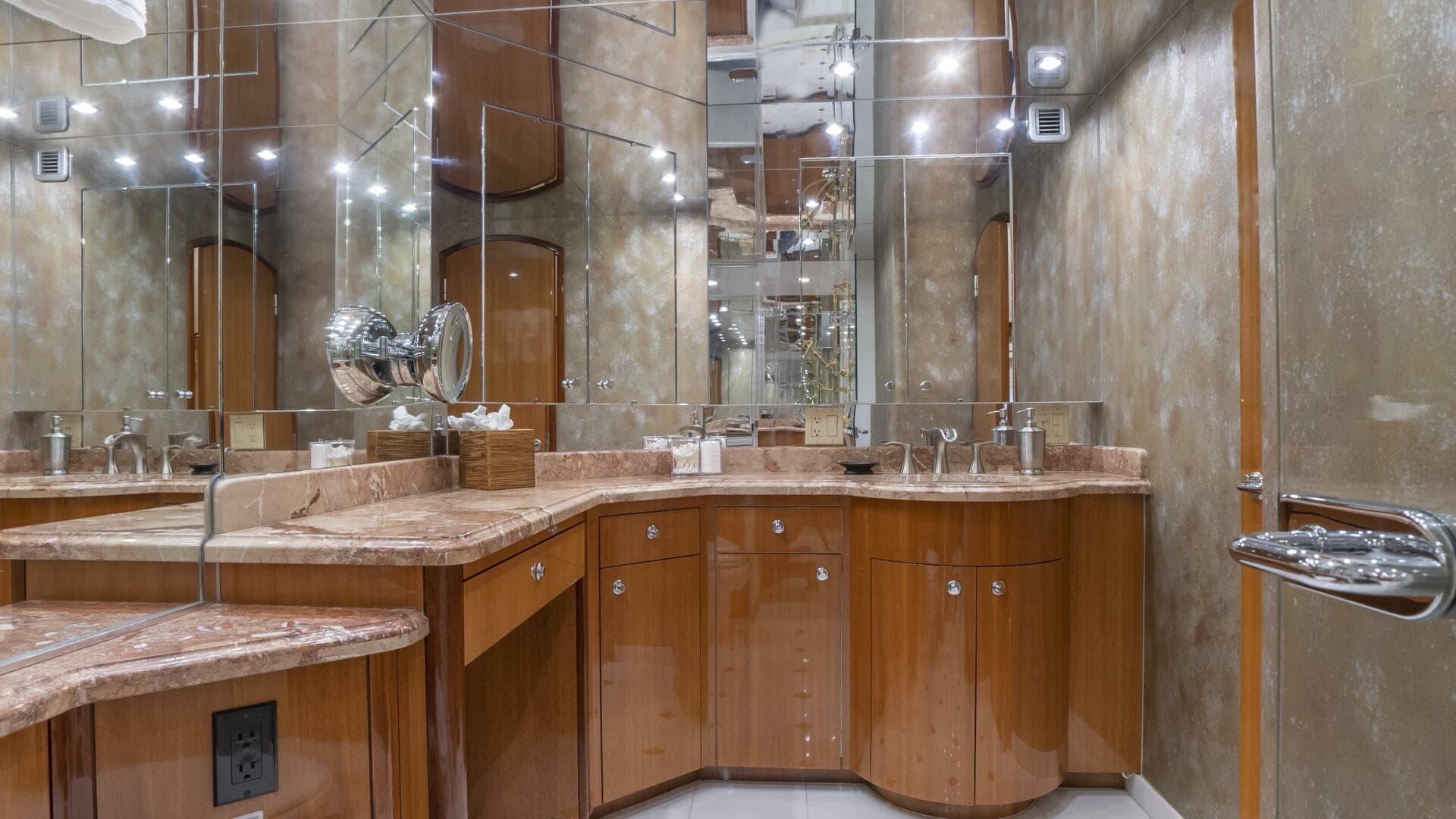 Hatteras 80 Gallopin- Master Head