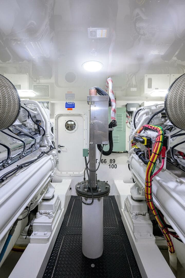 Viking 72 - Corintios - Engine Room
