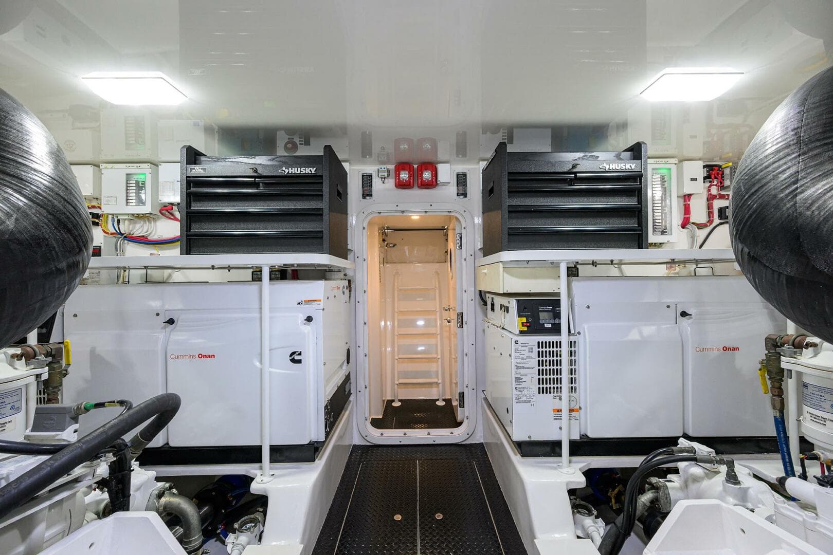 Viking 72 - Corintios - Engine Room