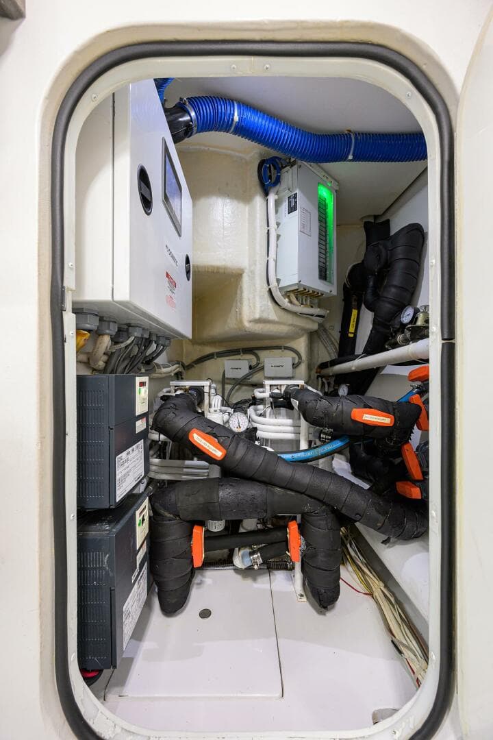 Viking 72 - Corintios - Engine Room