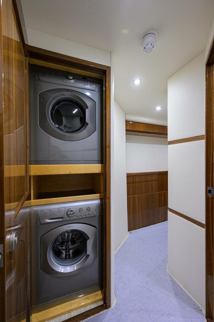 Viking 72 - Corintios - Interior Laundry