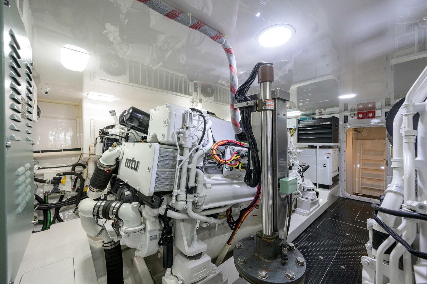 Viking 72 - Corintios - Engine Room