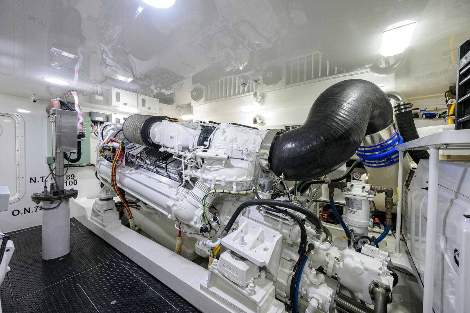 Viking 72 - Corintios - Engine Room