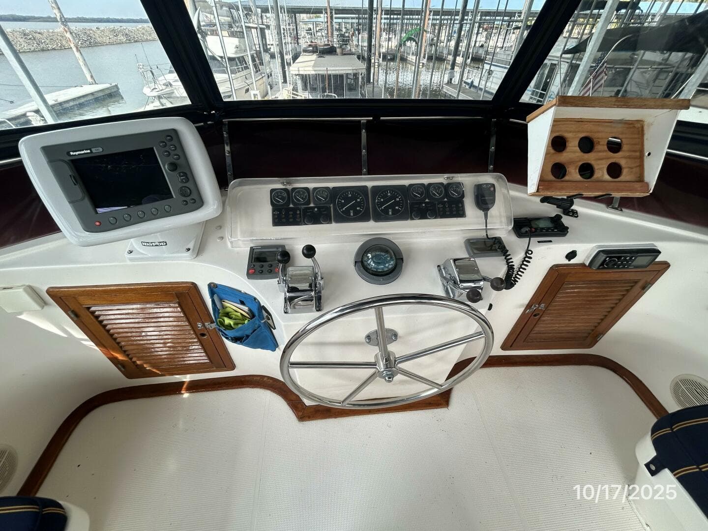 40' Kha Shing flybridge helm2