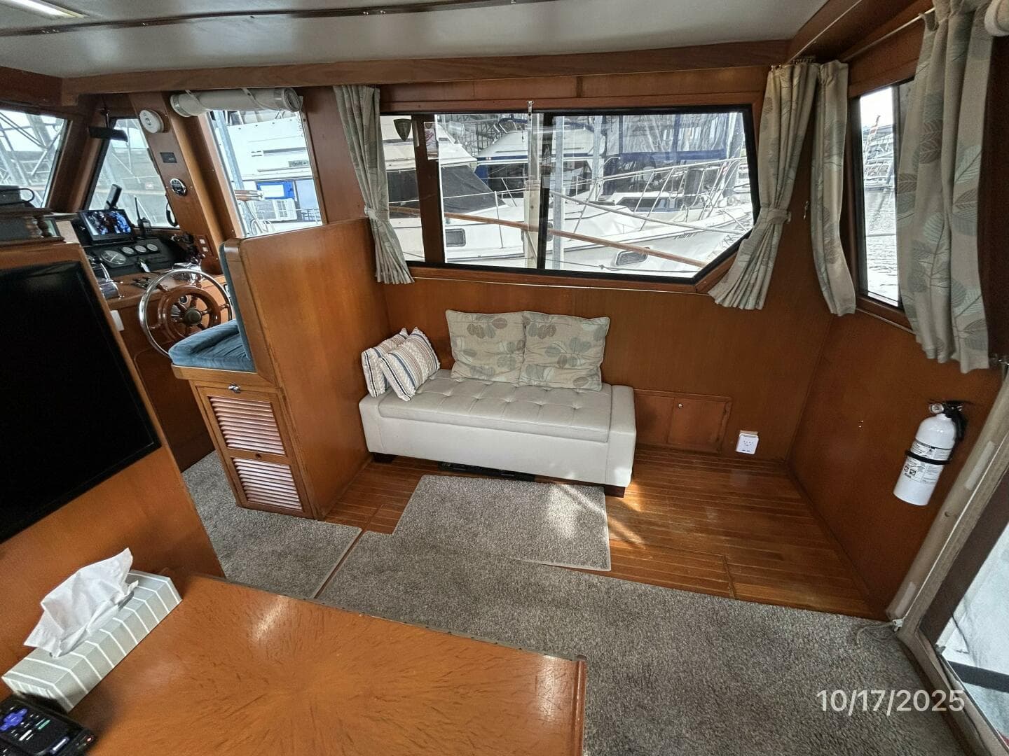 40' Kha Shing salon starboard