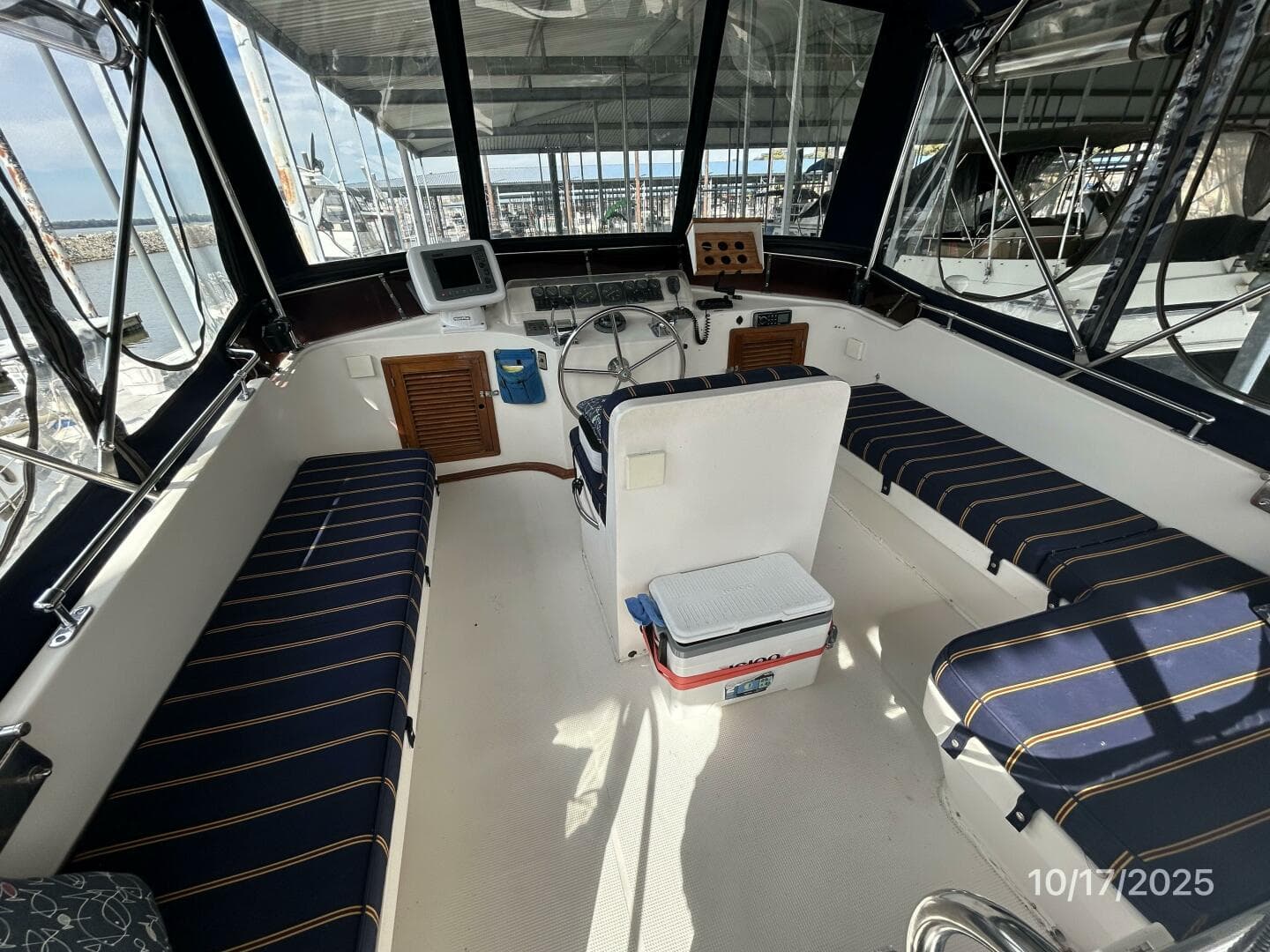 40' Kha Shing flybridge forward