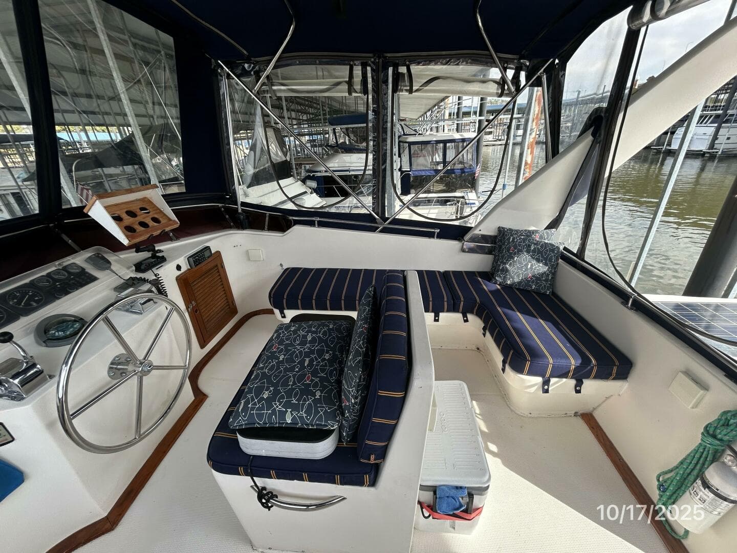 40' Kha Shing flybridge starboard