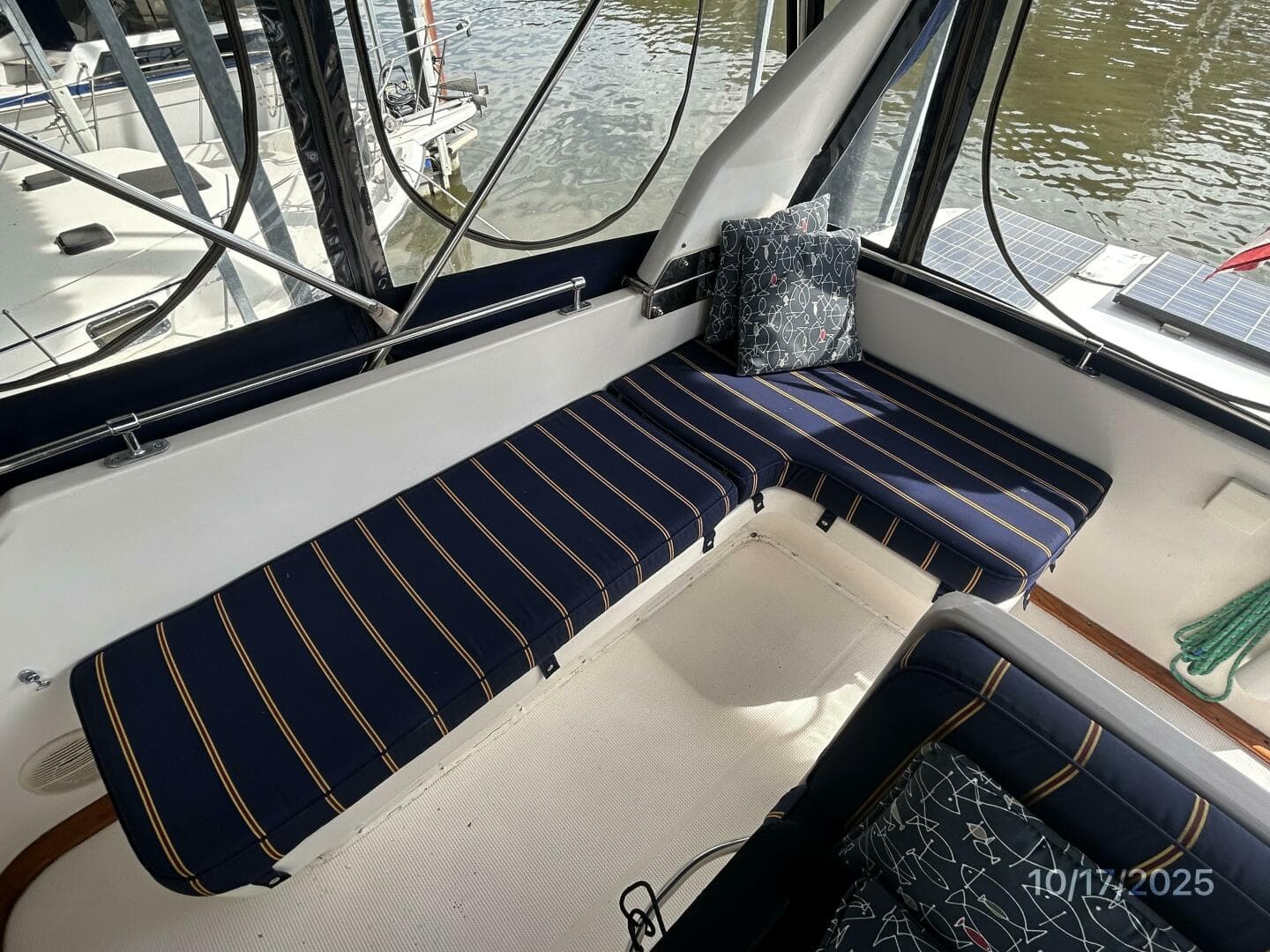 40' Kha Shing flybridge starboard seating