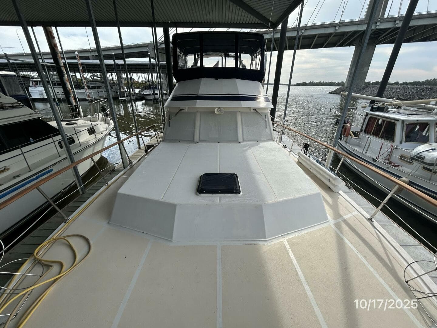 40' Kha Shing foredeck aft