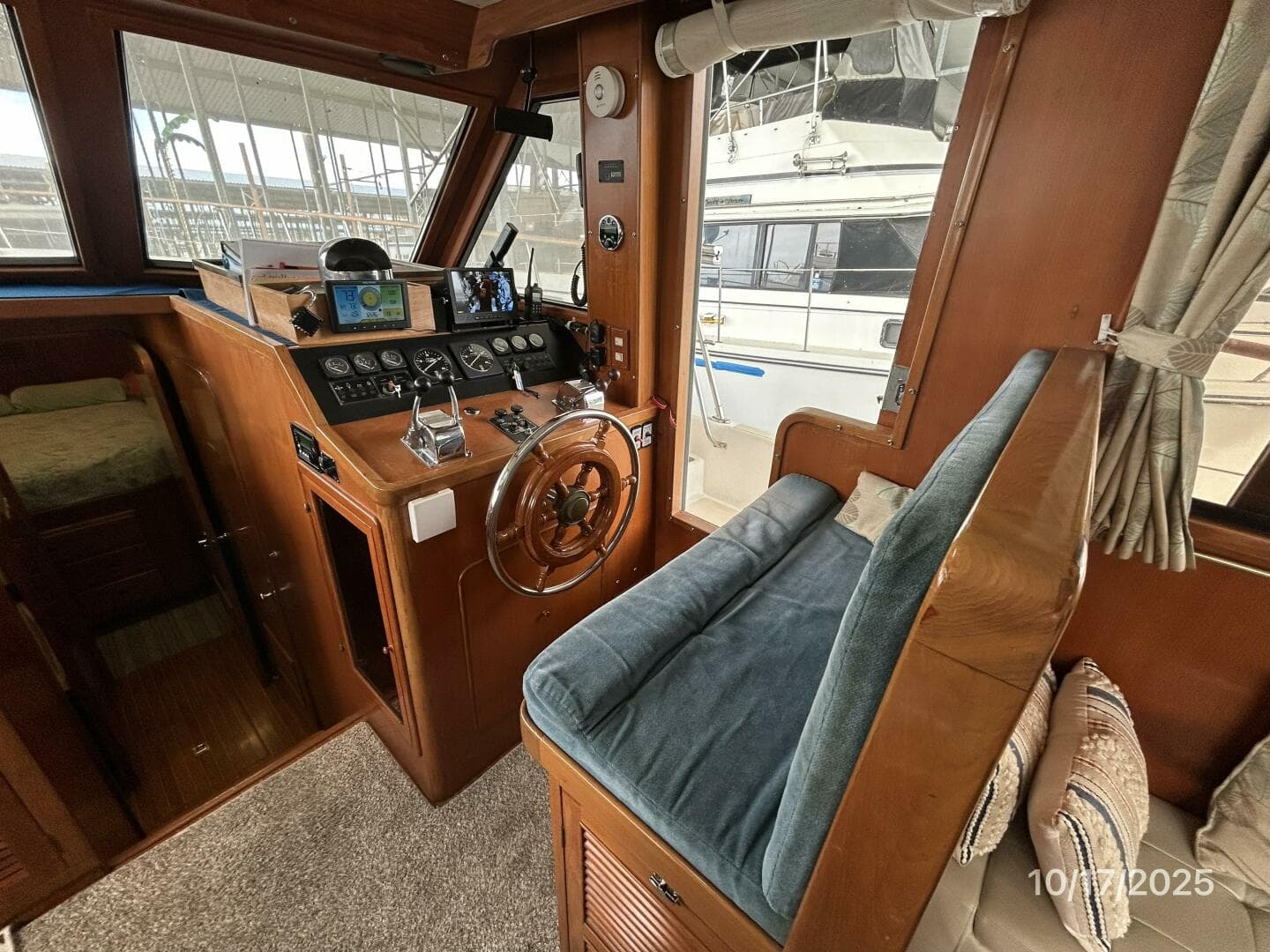 40' Kha Shing lower helm1