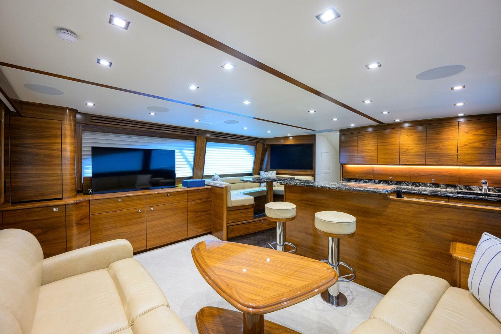 2023 Viking 64 Convertible - Salon