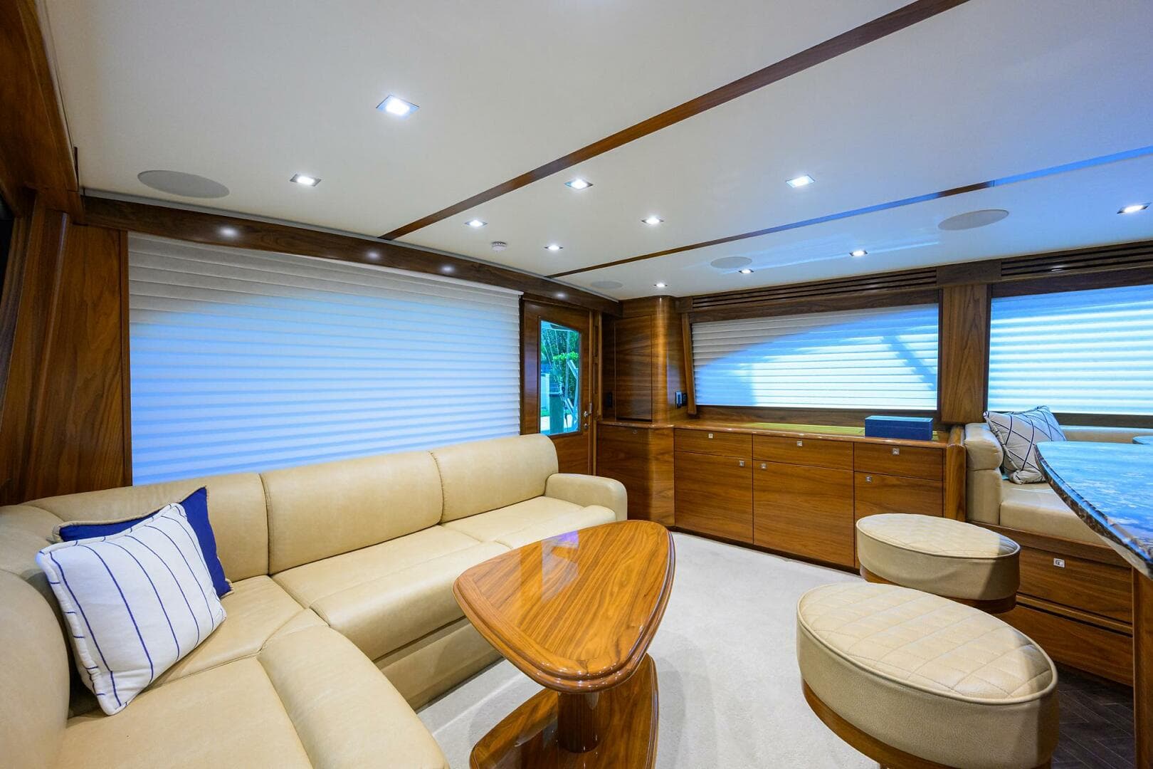 2023 Viking 64 Convertible - Salon