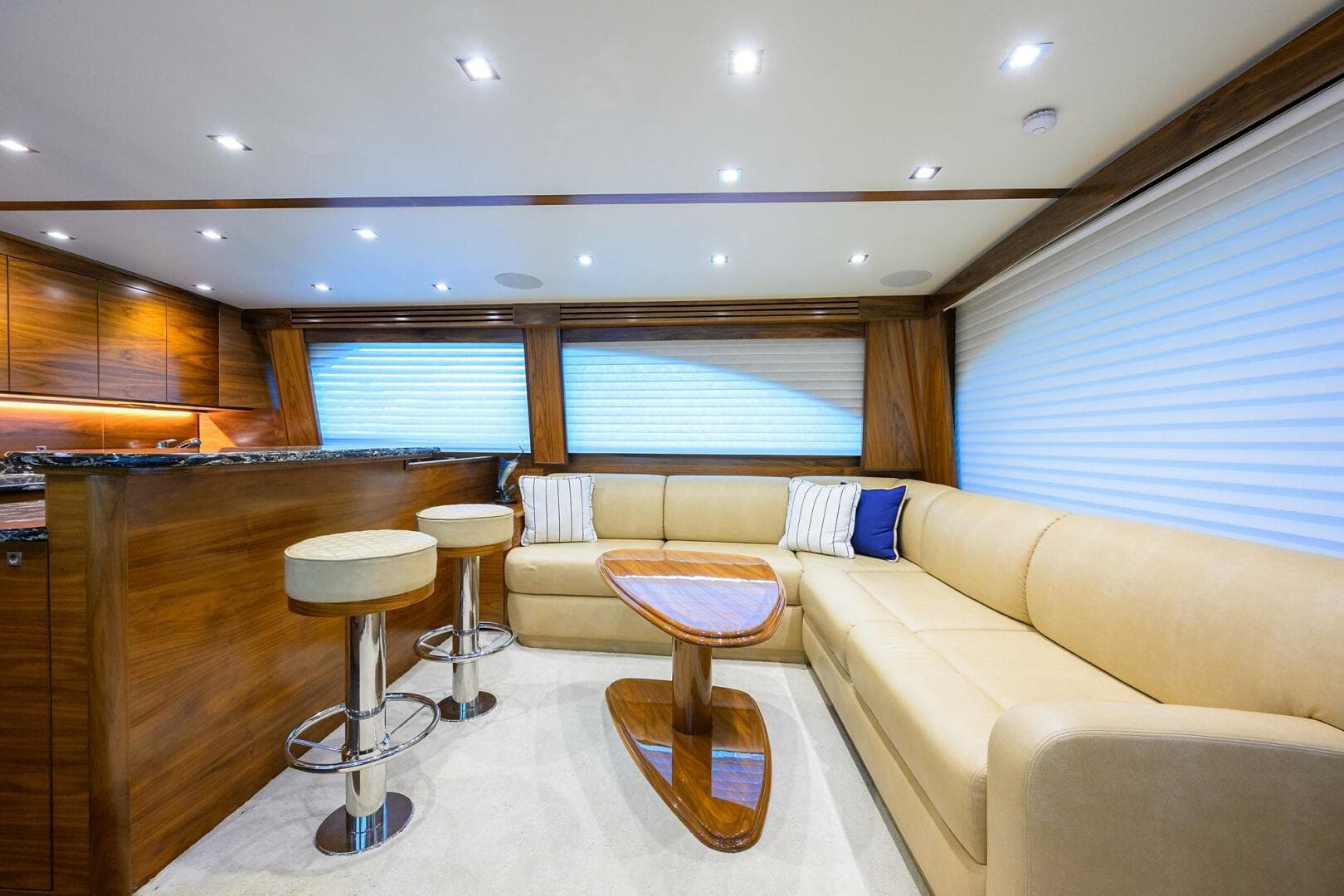 2023 Viking 64 Convertible - Salon