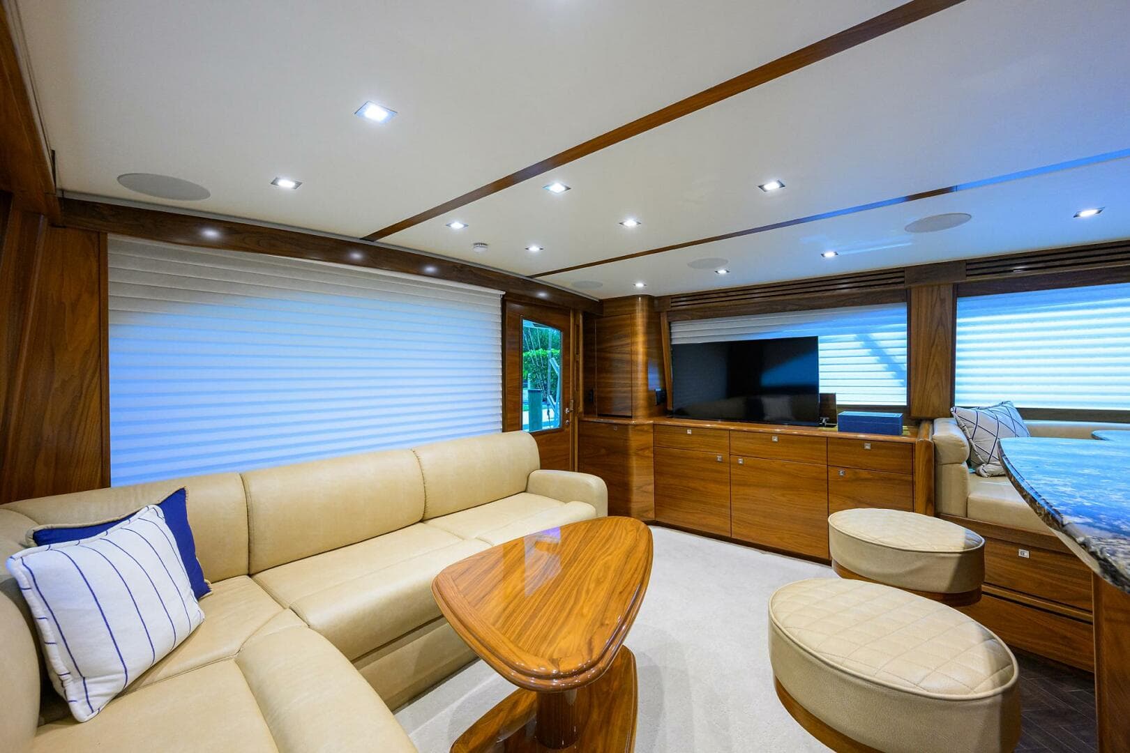 2023 Viking 64 Convertible - Salon