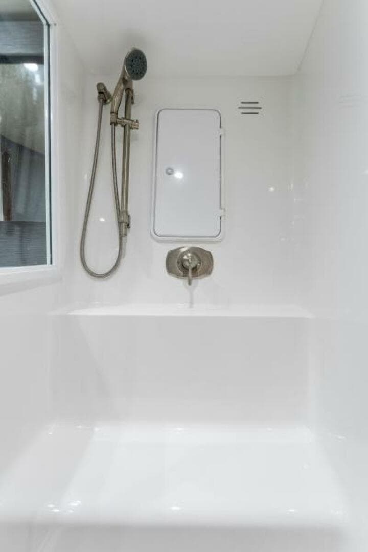 2021 Viking 54 Convertible HAMMERHEADS Stateroom Head