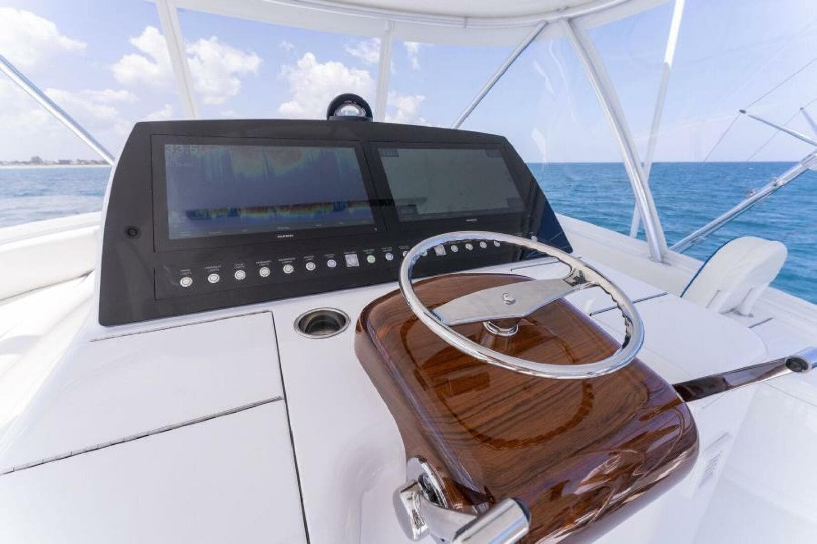 2021 Viking 54 Convertible HAMMERHEADS  Helm