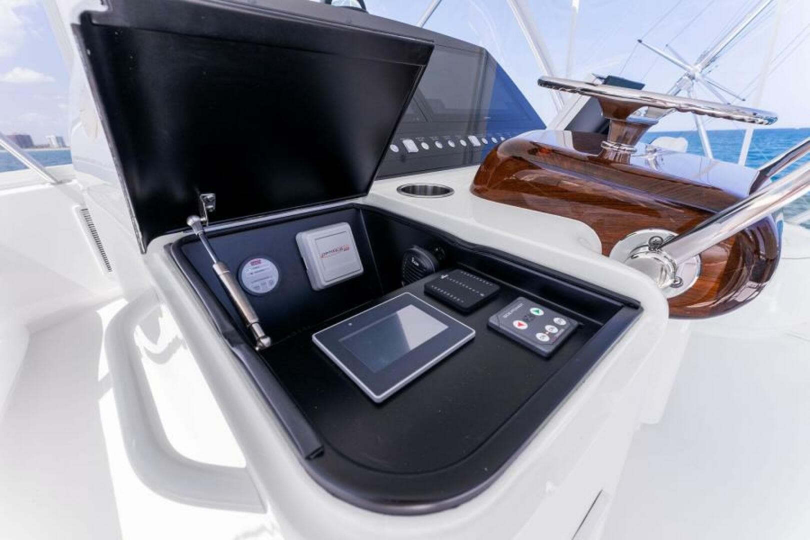 2021 Viking 54 Convertible HAMMERHEADS Helm