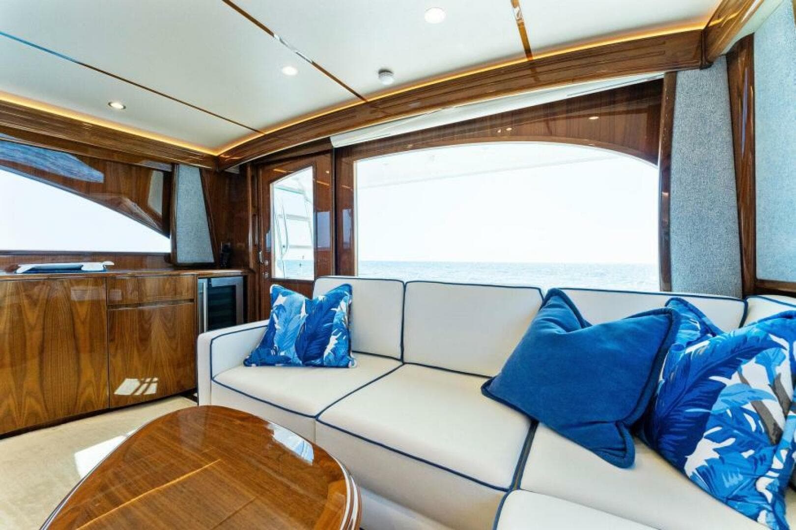 2021 Viking 54 Convertible HAMMERHEADS Salon