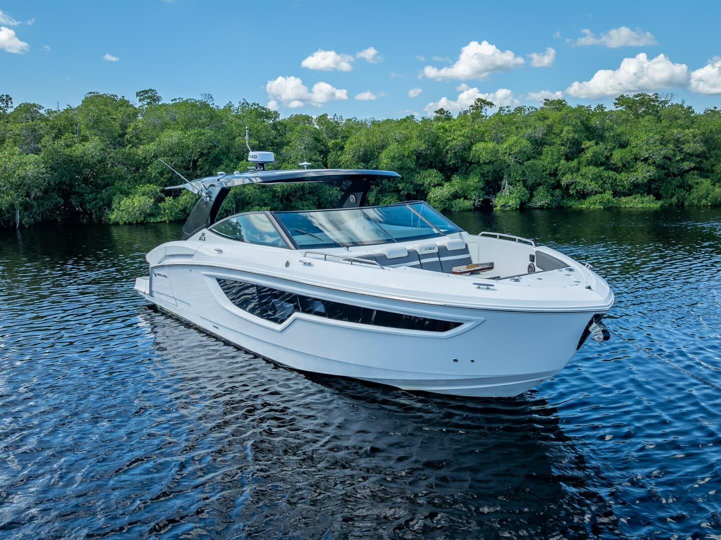 2022 Cruisers Yachts GLS OB