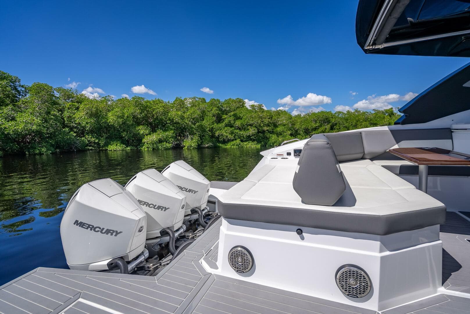 2022 Cruisers Yachts GLS OB