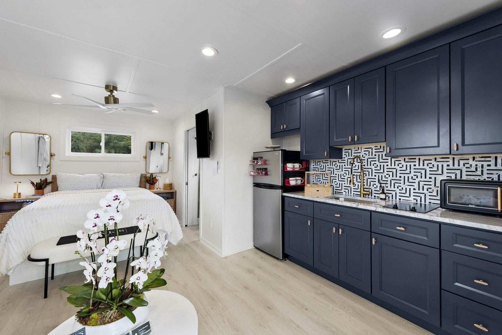 2026 Custom Hanks 26 Houseboat