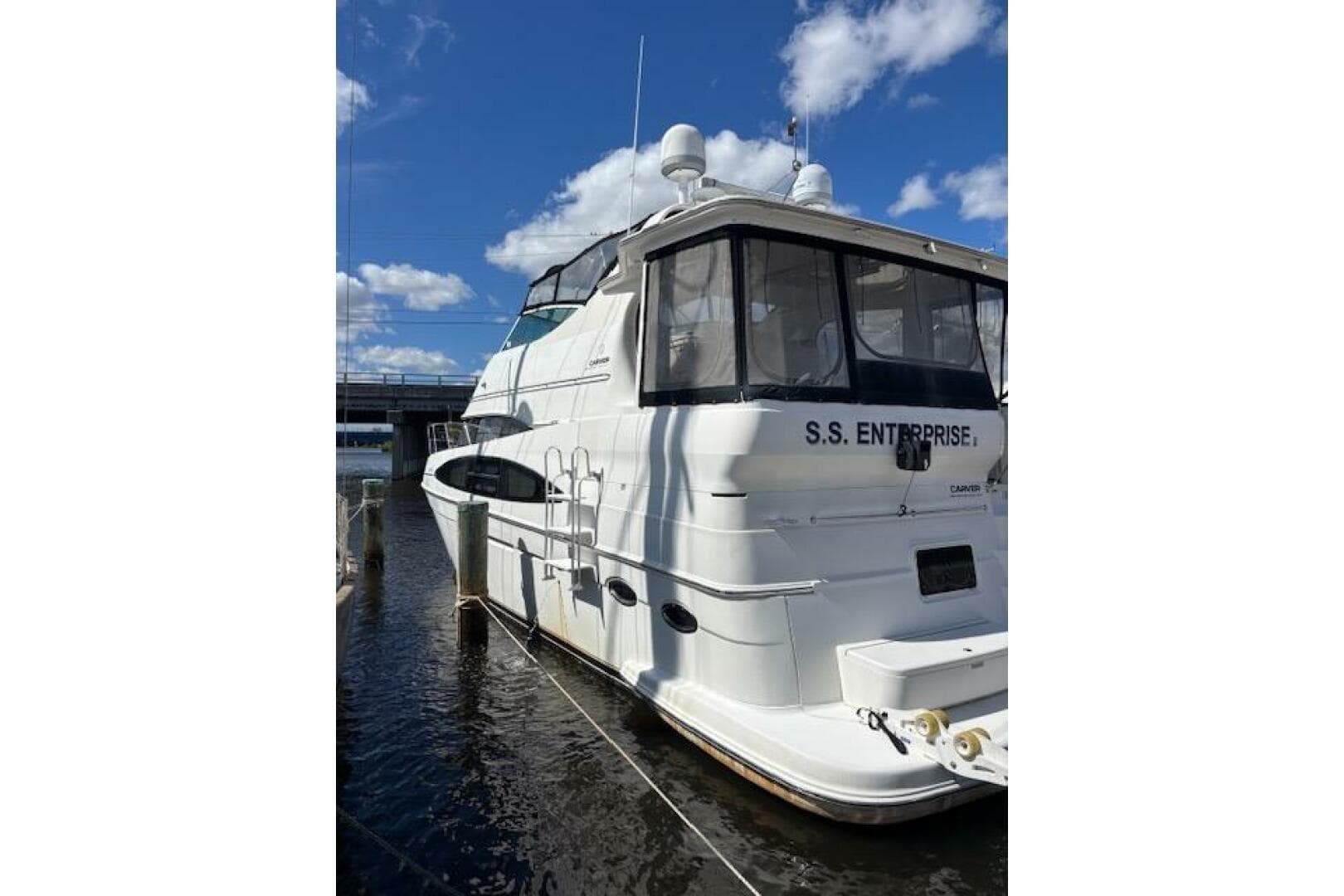 2004 Carver 466 Motor Yacht docked under a clear blue sky.