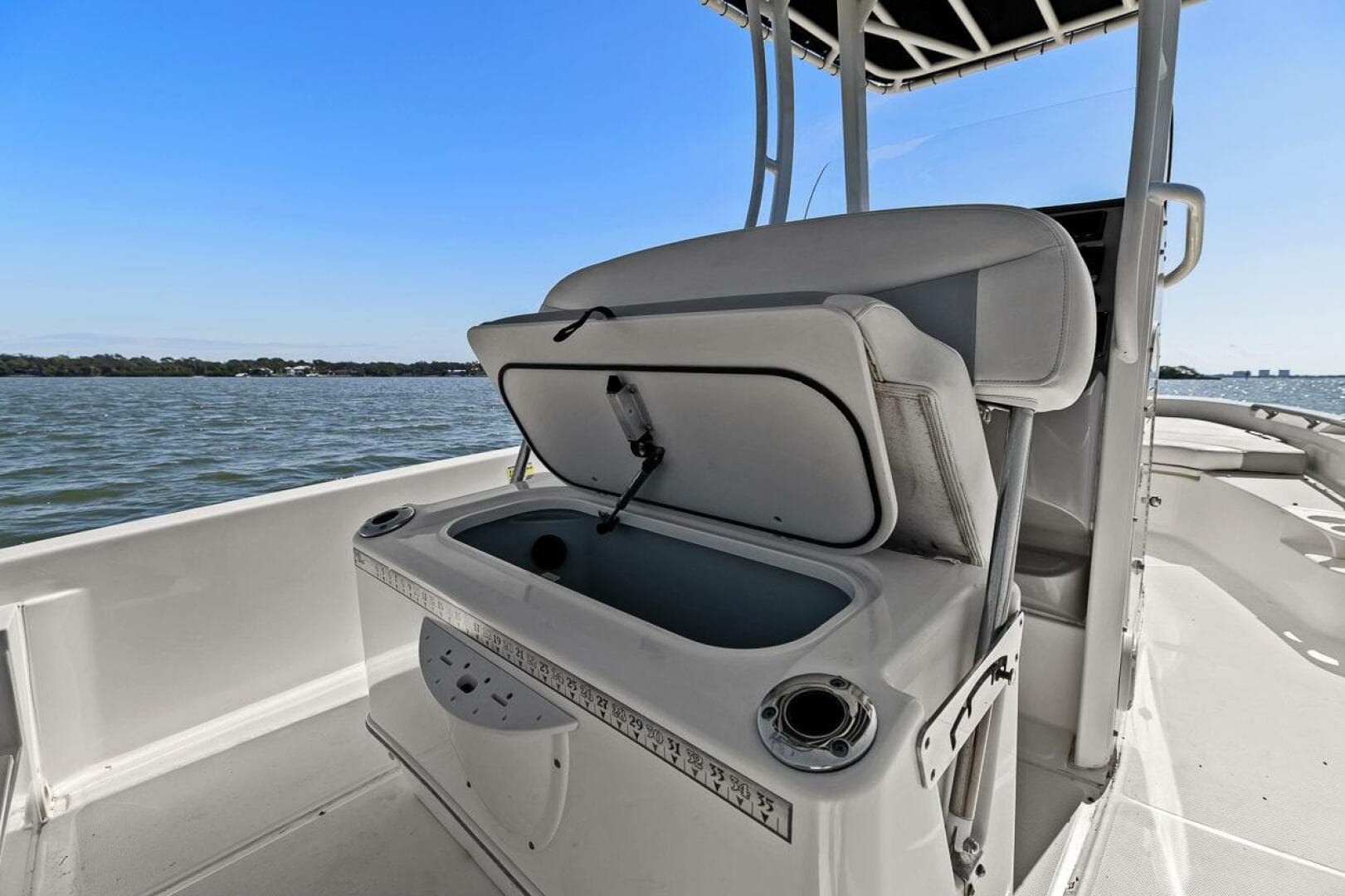 2016 Boston Whaler 210 Dauntless