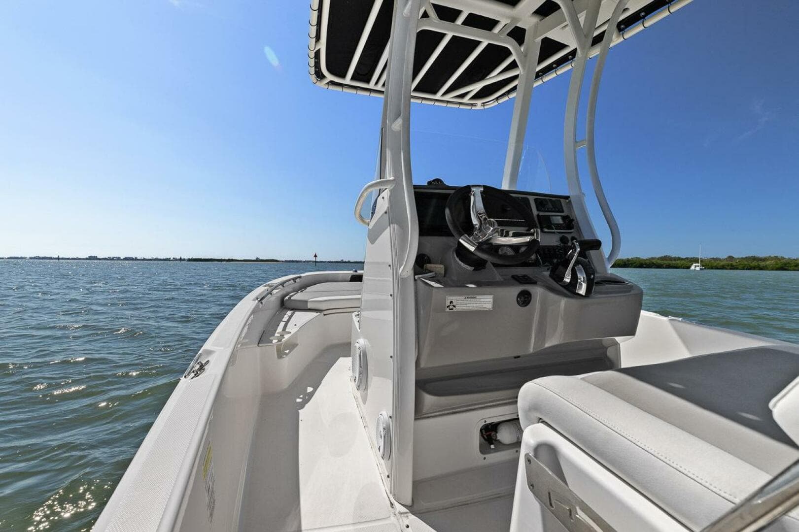 2016 Boston Whaler 210 Dauntless