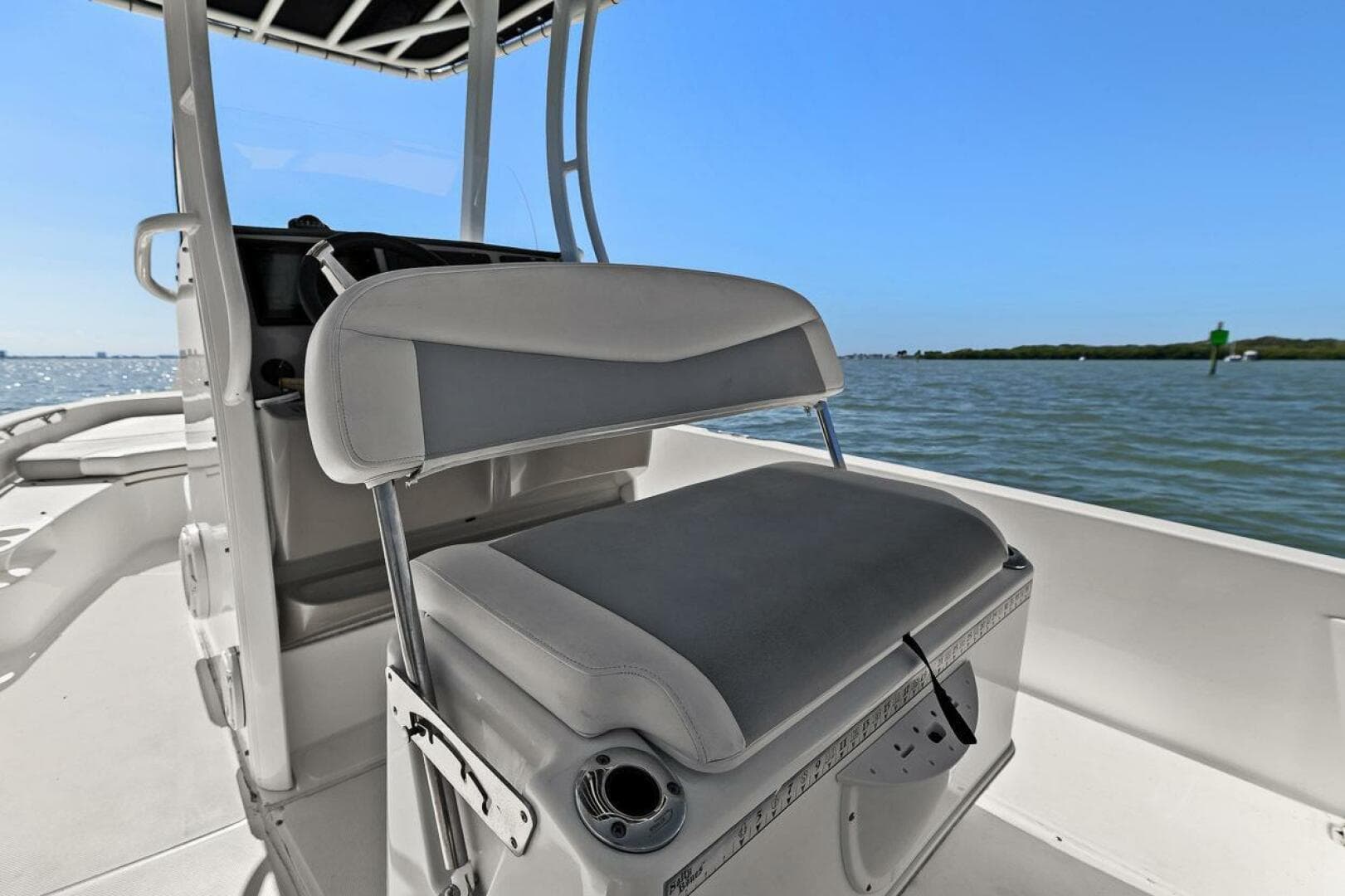 2016 Boston Whaler 210 Dauntless