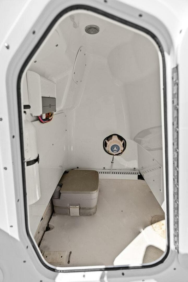 2016 Boston Whaler 210 Dauntless