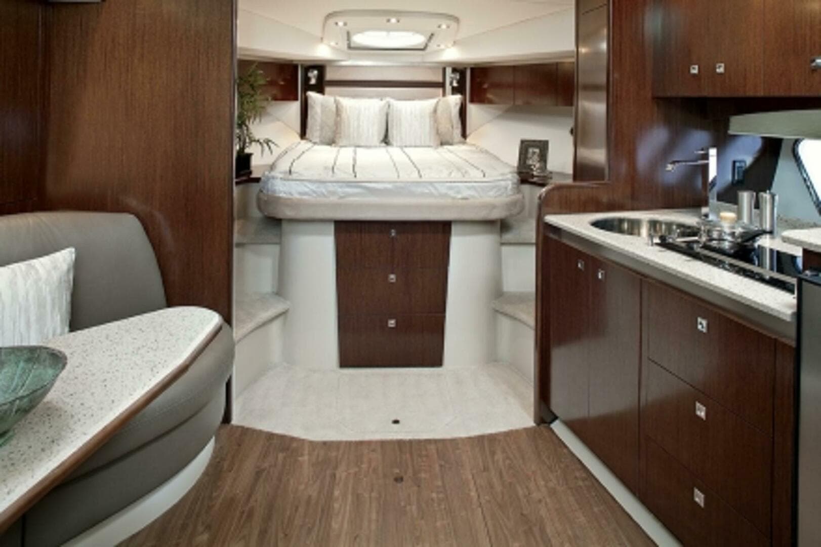 2013 Cruisers Yachts 430 Sports Coupe