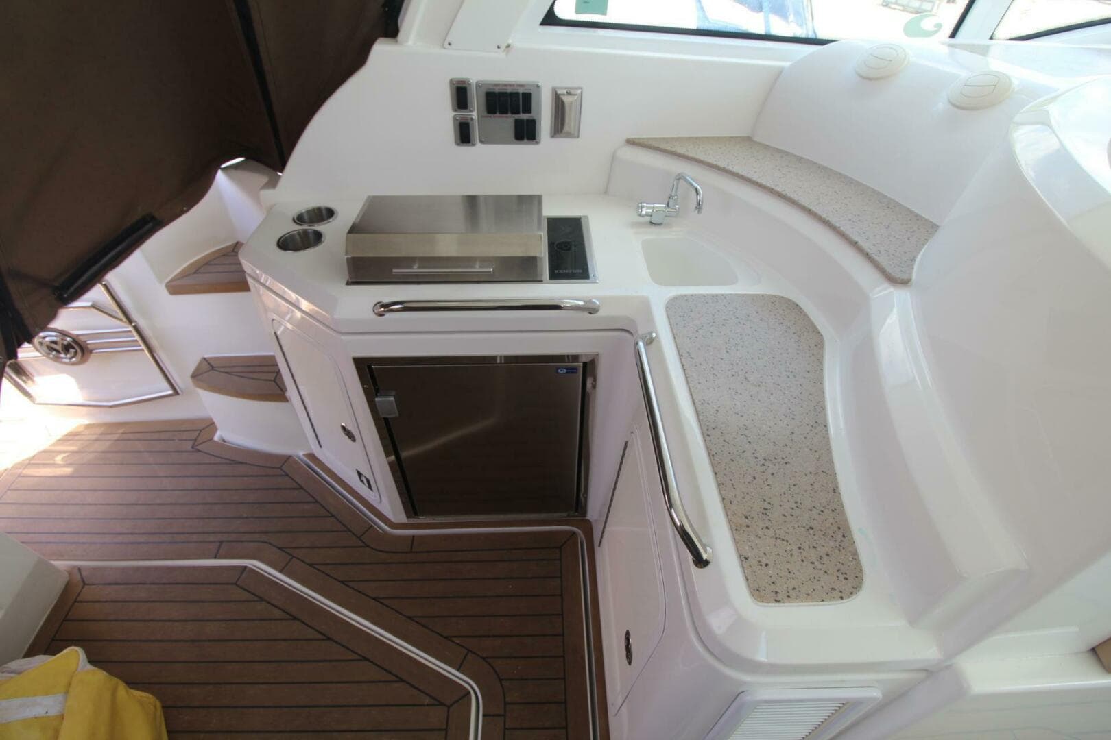 2013 Cruisers Yachts 430 Sports Coupe