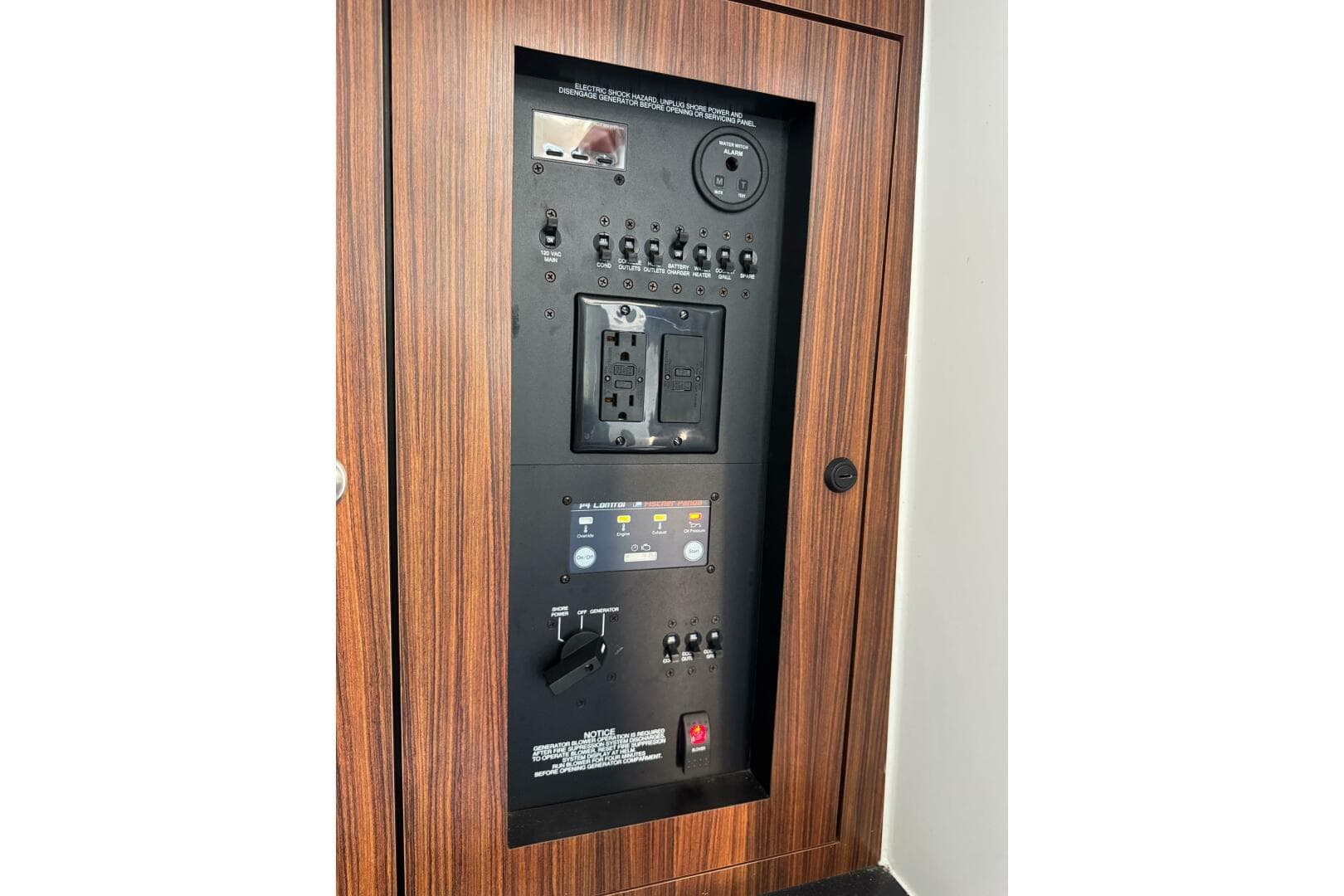 2019 Pursuit DC 325 Dual Console