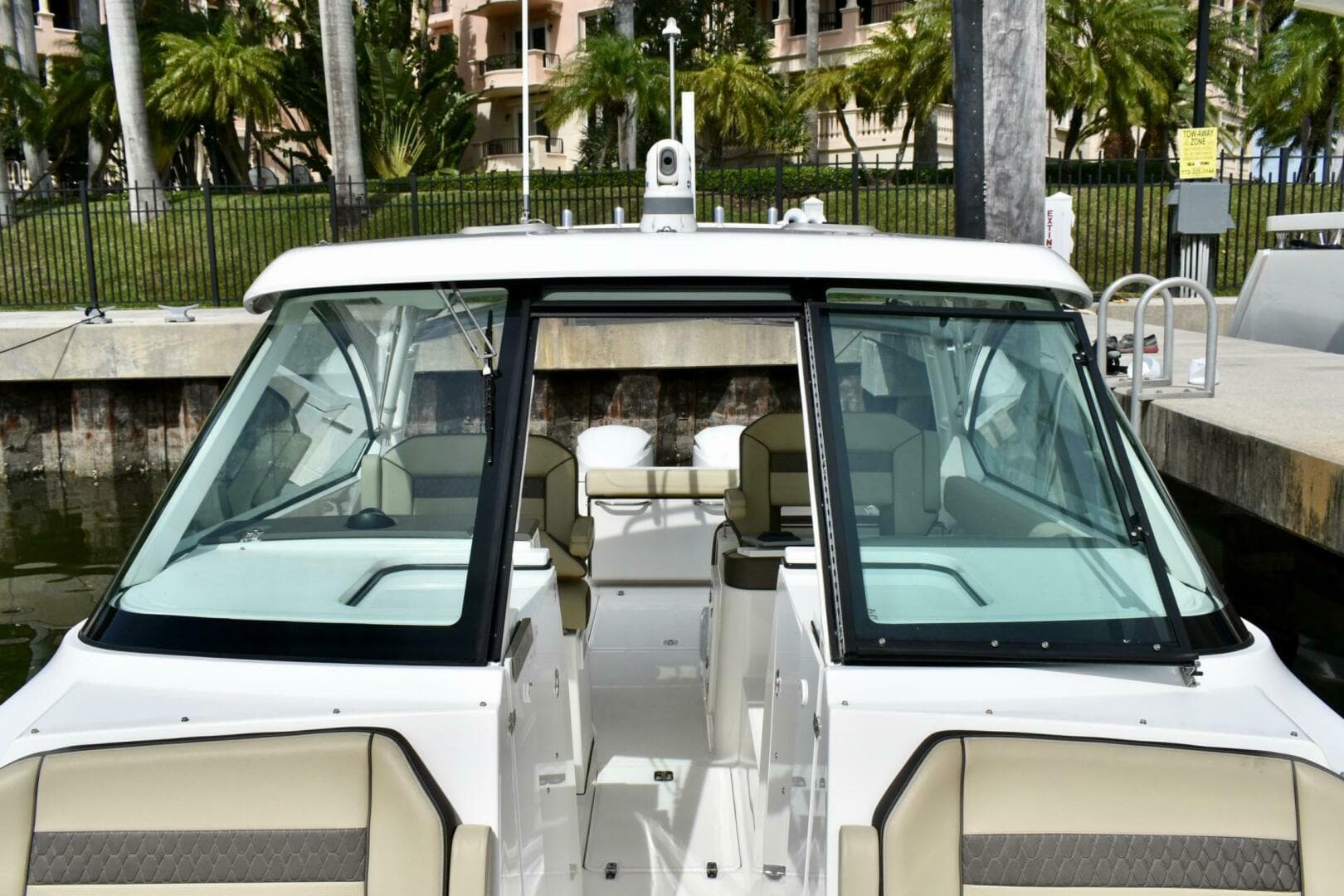 2019 Pursuit DC 325 Dual Console