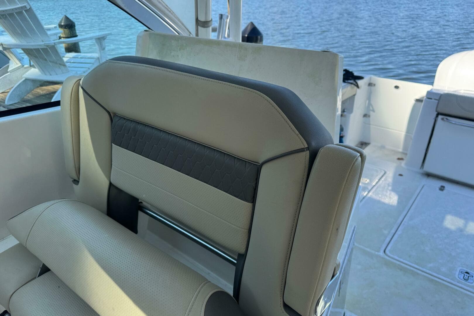 2019 Pursuit DC 325 Dual Console