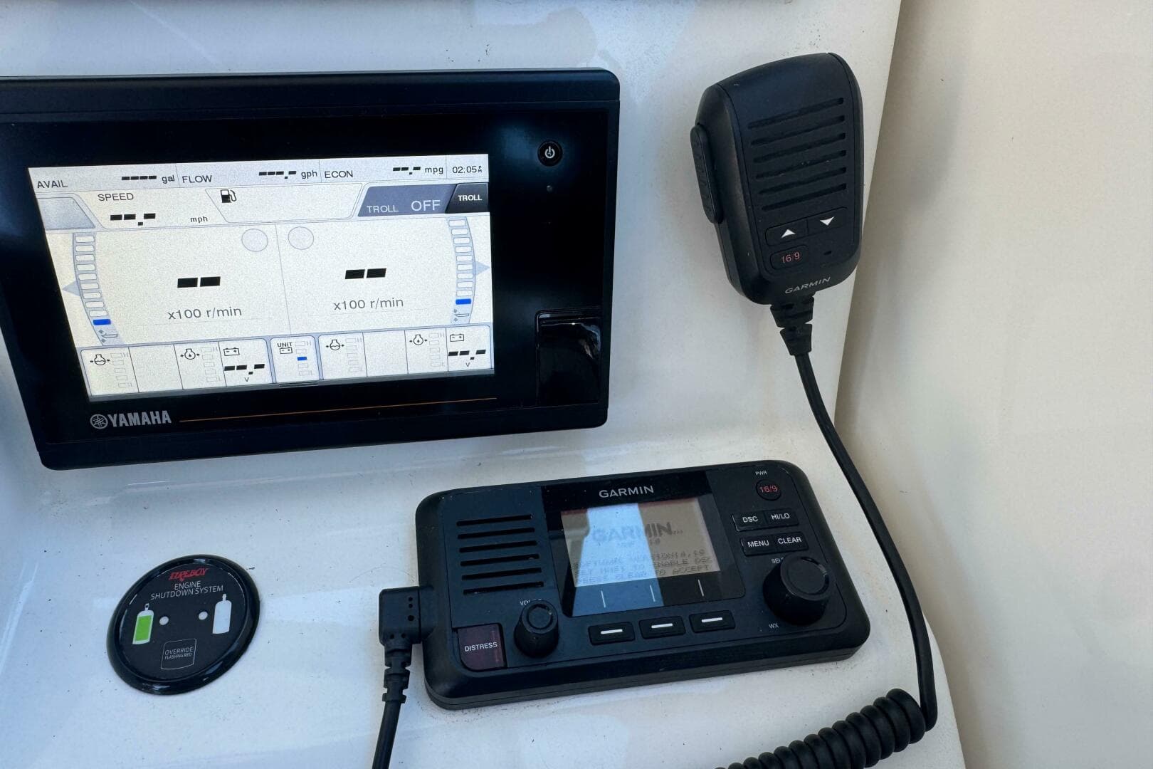 2019 Pursuit DC 325 Dual Console