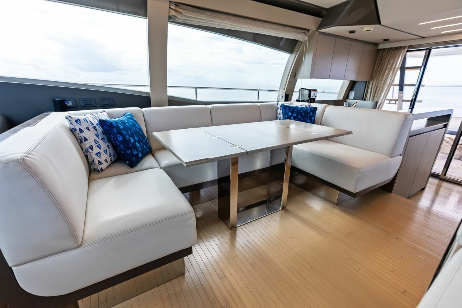 2018 Ferretti Yachts 800