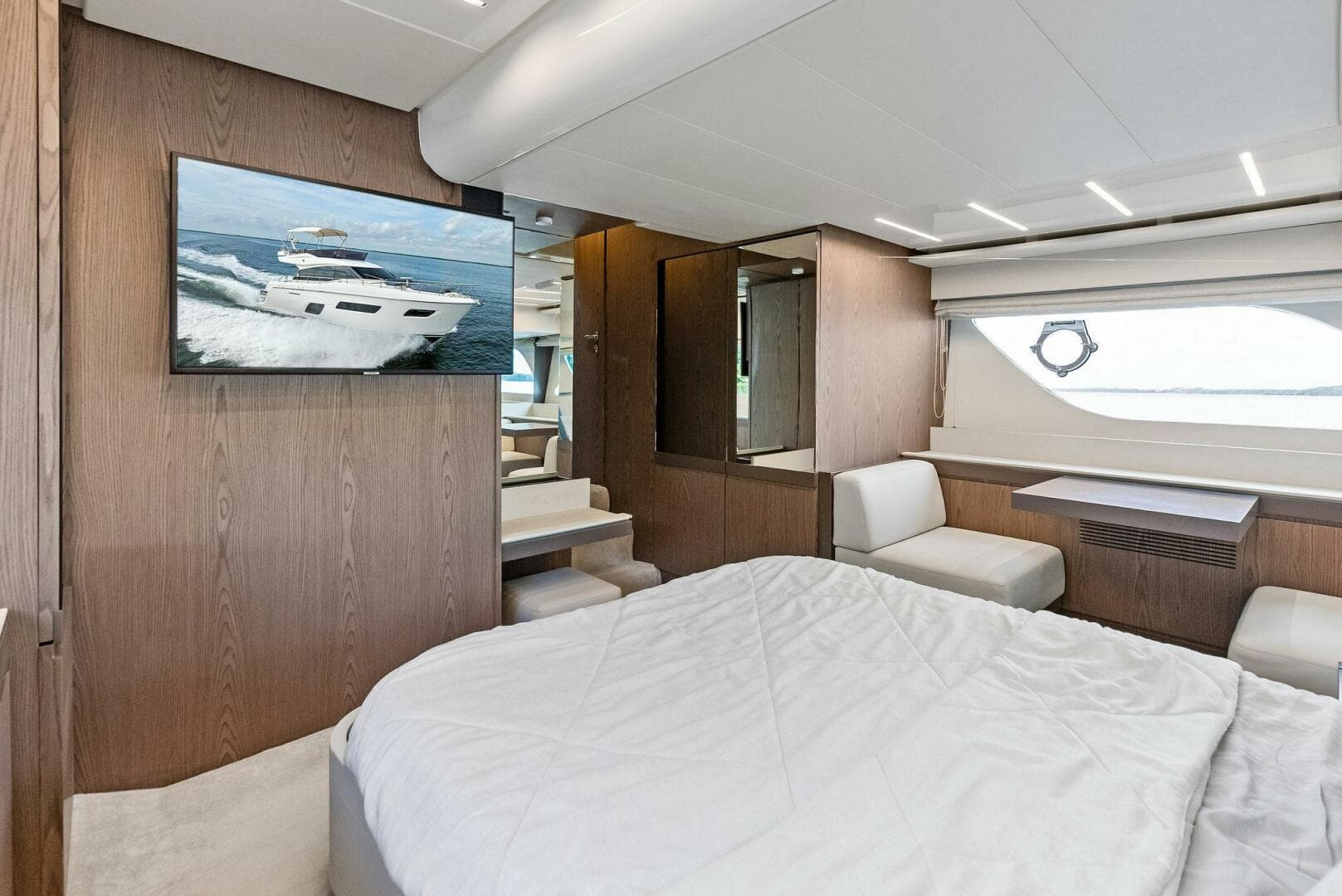 2018 Ferretti Yachts 800