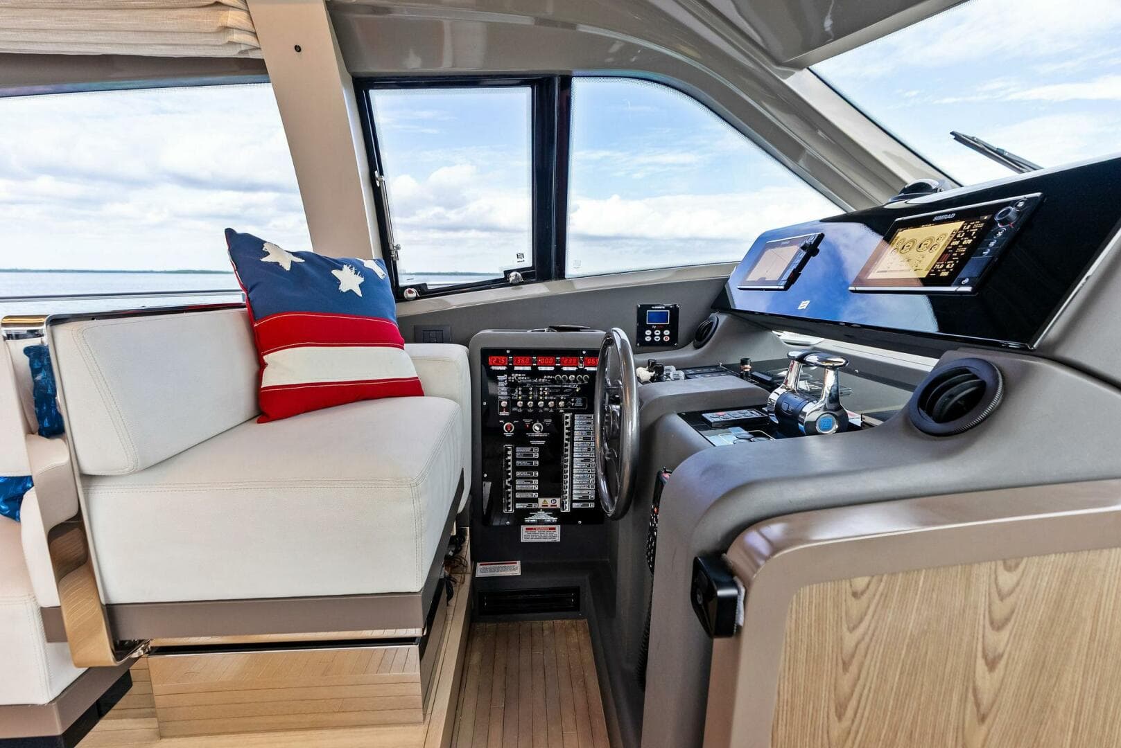 2018 Ferretti Yachts 800