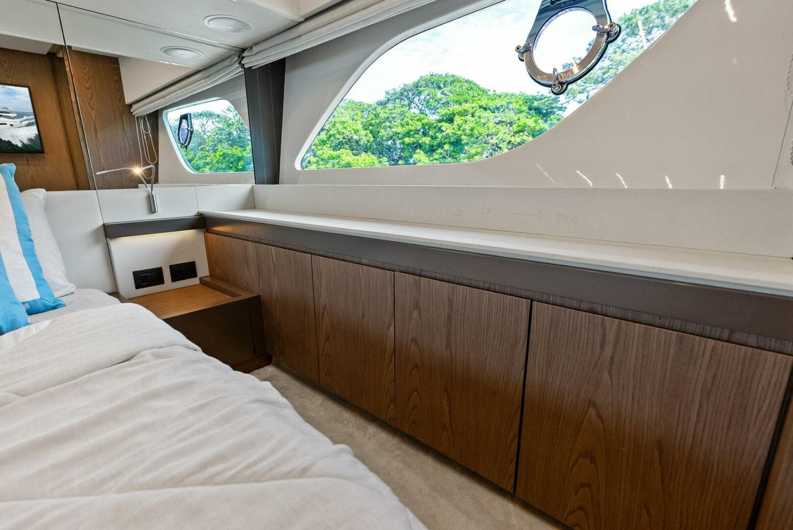 2018 Ferretti Yachts 800