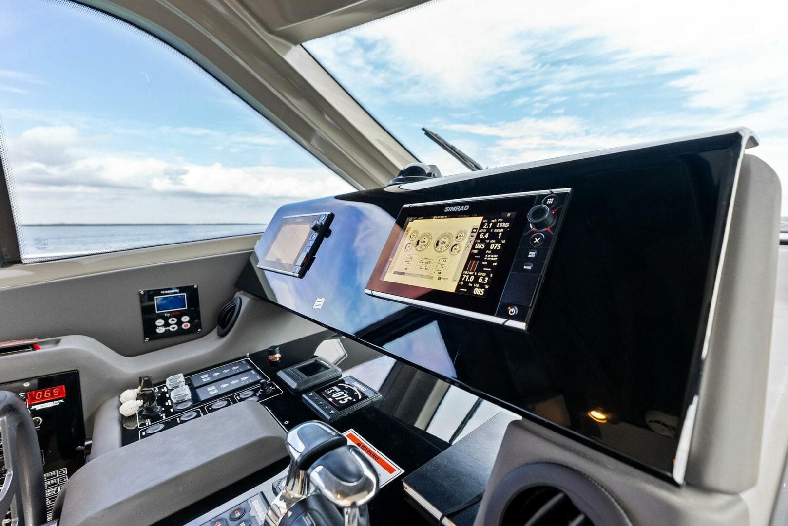 2018 Ferretti Yachts 800