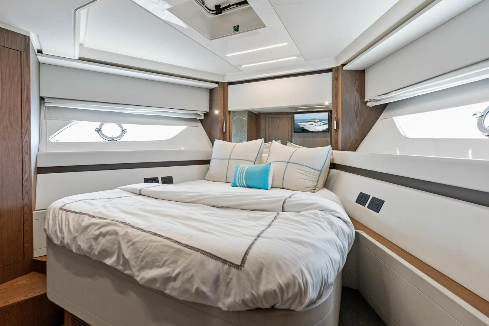 2018 Ferretti Yachts 800