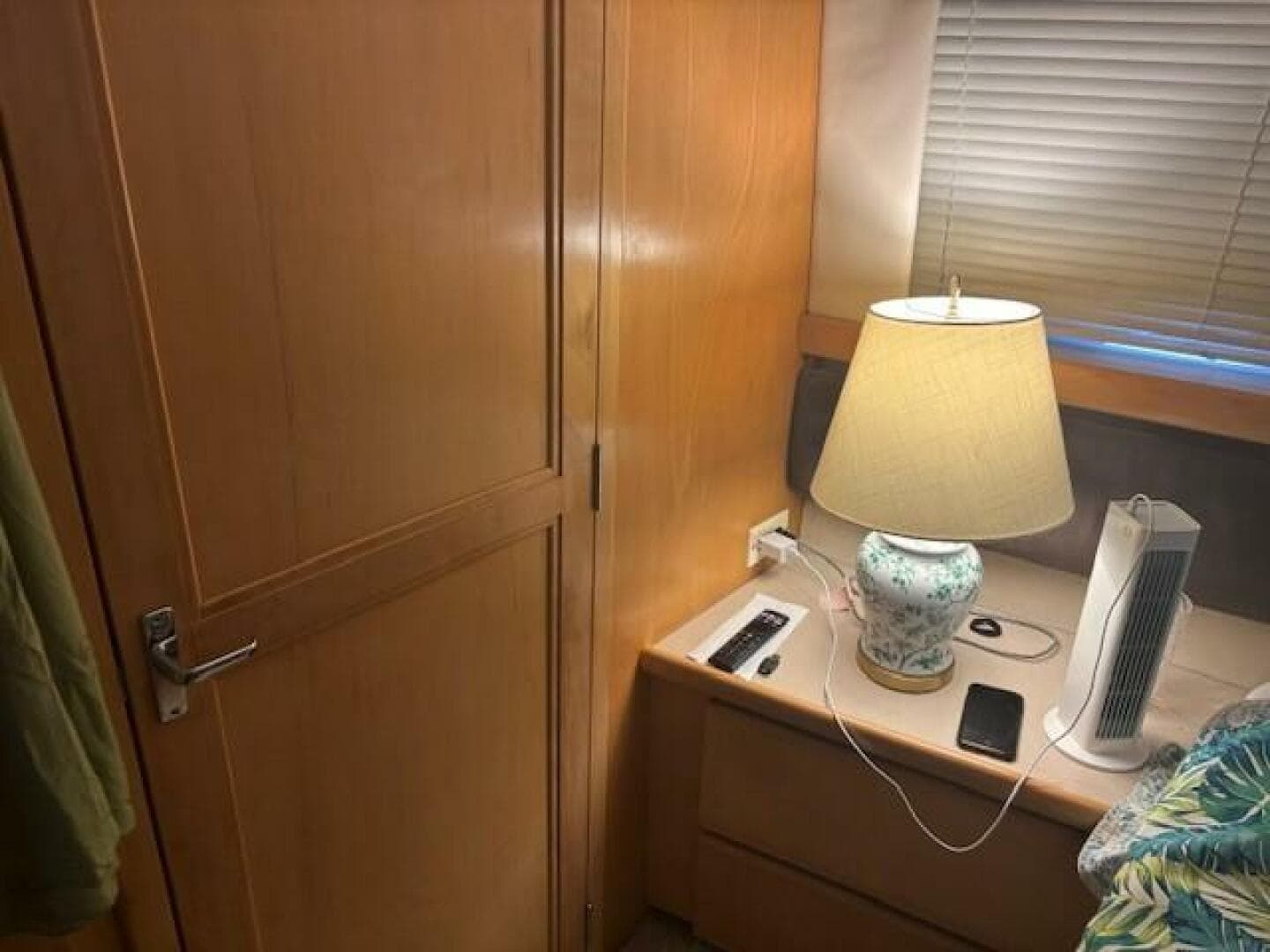 1996 Carver 355 Aft Cabin