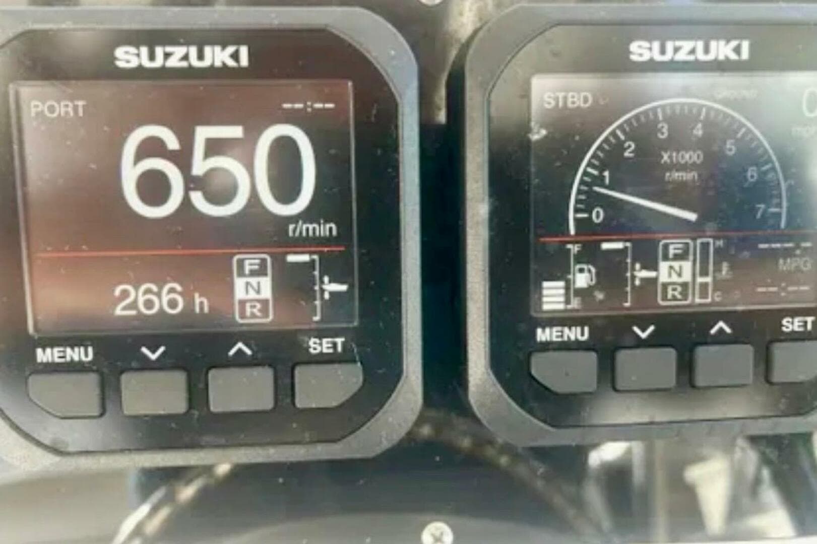 Suzuki engine display on 2002 Wellcraft 290 Coastal, showing 650 RPM and 266 hours.