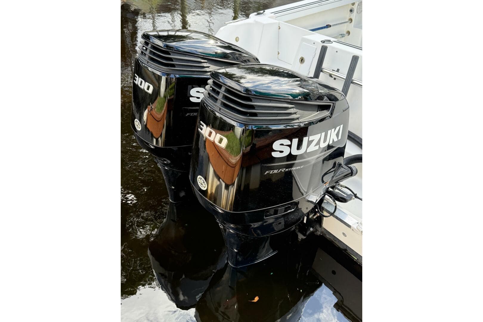 Twin Suzuki 300 outboard engines on a 2002 Wellcraft 290 Coastal boat.