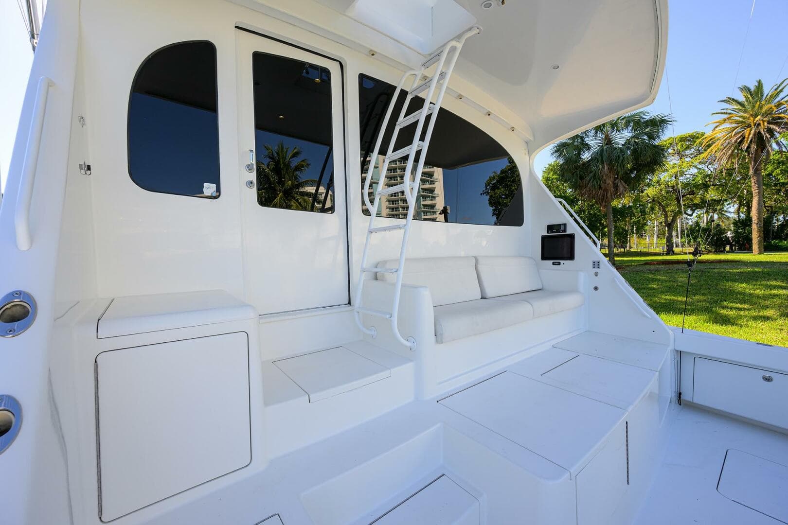 Enclosed Flybridge Aft Deck Seating 